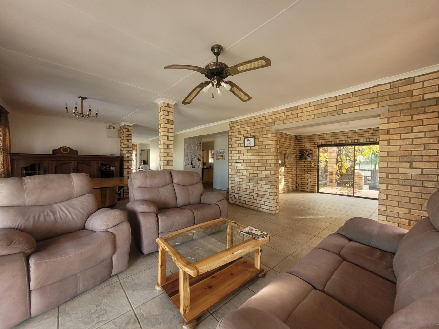 To Let 4 Bedroom Property for Rent in Wavecrest Eastern Cape